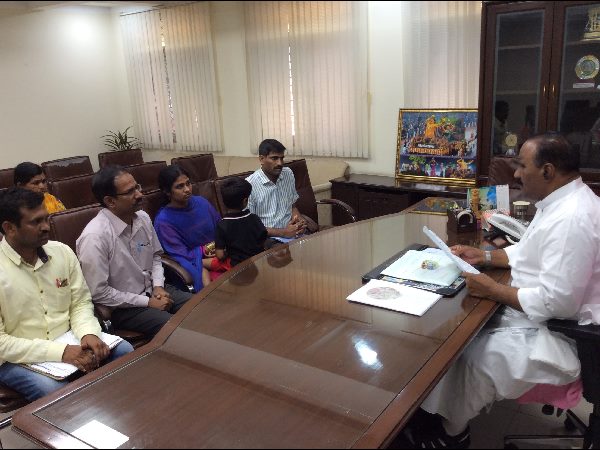 హోంమంత్రితో ఎస్ఐ కుటుంబం