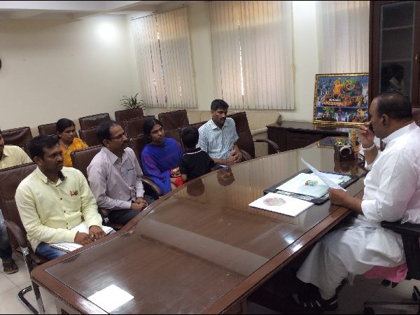 హోంమంత్రితో ఎస్ఐ కుటుంబం