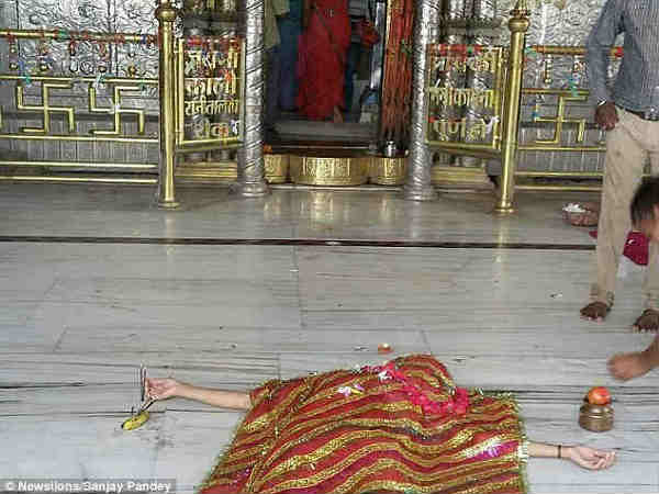 నాలుక కోసుకున్న యువతి