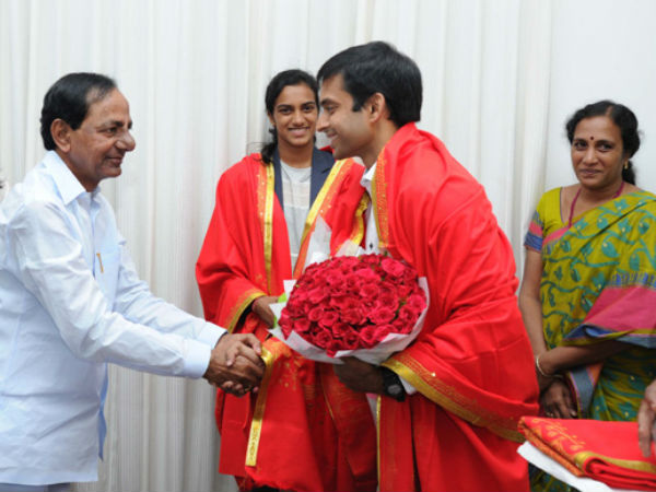 సీఎం కేసీఆర్‌ను కలిసిన పీవీ సింధు, కోచ్ గోపీచంద్