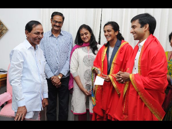 కెసిఆర్ను కలిసిన సింధు, గోపీచంద్ కెసిఆర్ను కలిసిన సింధు, గోపీచంద్