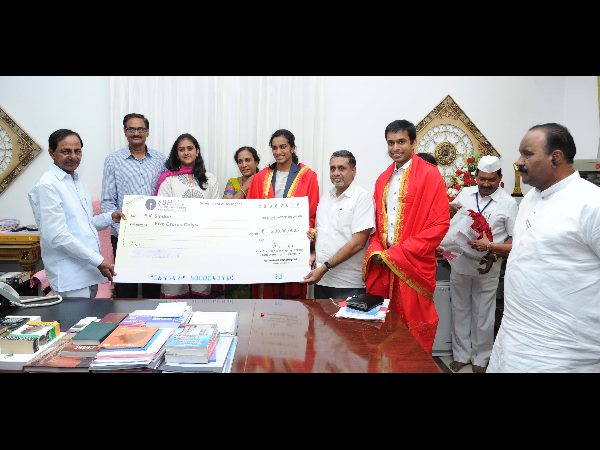 రూ. 5కోట్ల చెక్కు అందిస్తూ.. రూ. 5కోట్ల చెక్కు అందిస్తూ..