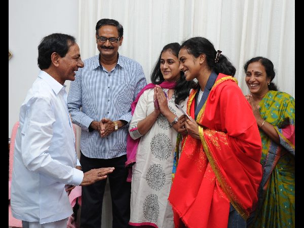 అభినందిస్తూ.. అభినందిస్తూ..