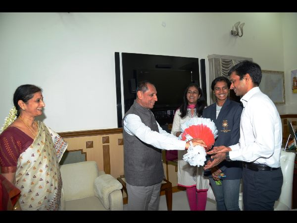 గవర్నర్ అభినందనలు గవర్నర్ అభినందనలు