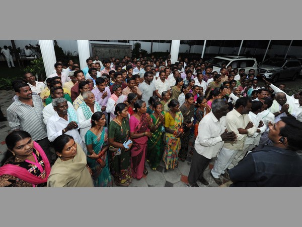 గ్రామస్తులతో కెసిఆర్