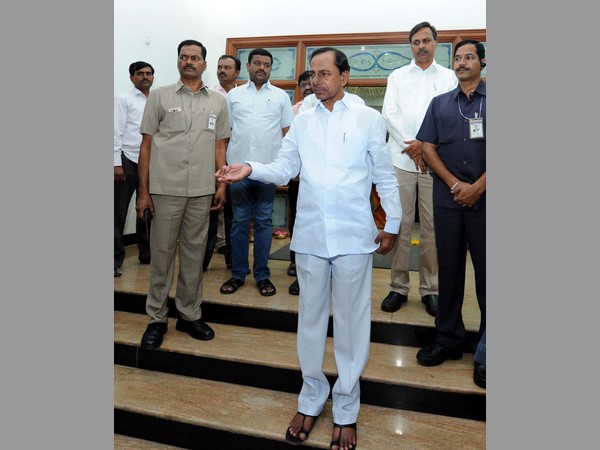 గ్రామస్తులతో కెసిఆర్
