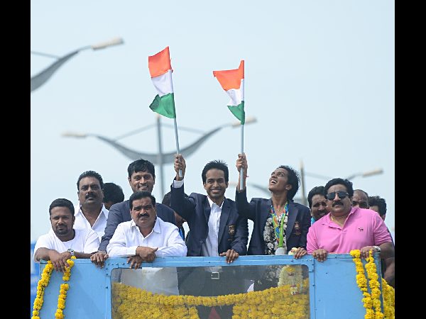 రోడ్డుపై ఘన స్వాగతం