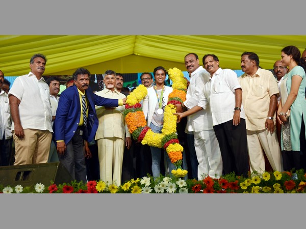 సింధుకు భారీ బాబు ఆఫర్, గోపీకి భూమి సింధుకు భారీ బాబు ఆఫర్, గోపీకి భూమి