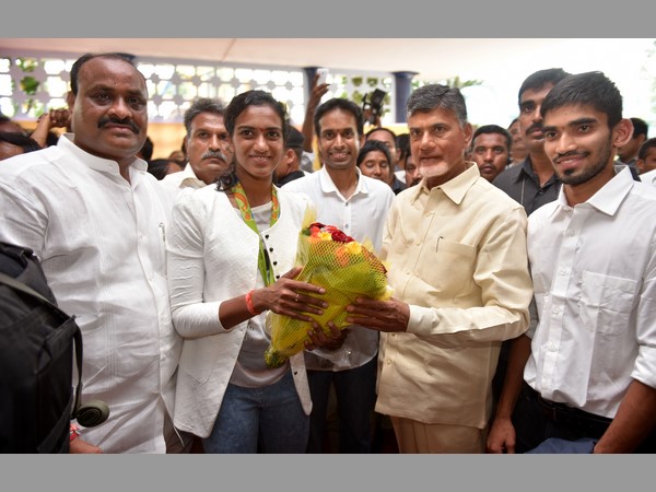 సింధుకు భారీ బాబు ఆఫర్, గోపీకి భూమి సింధుకు భారీ బాబు ఆఫర్, గోపీకి భూమి