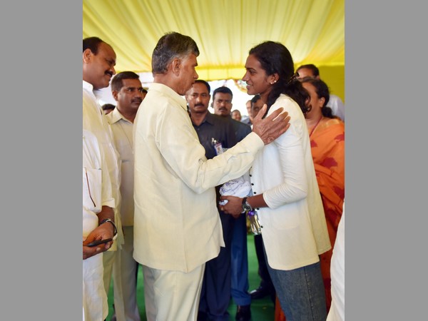 సింధుకు భారీ బాబు ఆఫర్, గోపీకి భూమి సింధుకు భారీ బాబు ఆఫర్, గోపీకి భూమి