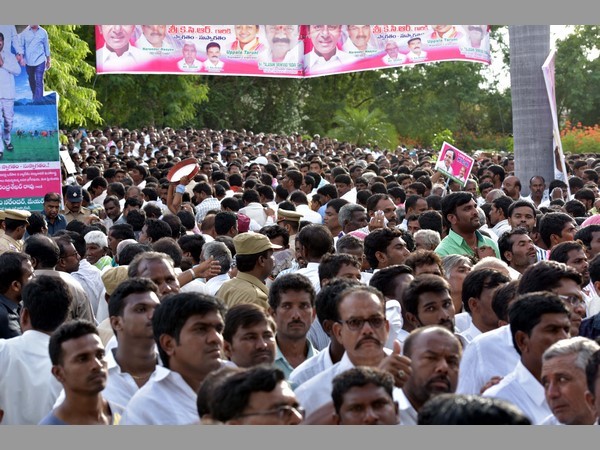 2001లో గులాబీ జెండా ఎగిరేవరకు మహబూబ్‌నగర్ జూరాల ప్రాజెక్టు కట్టినా.. నీళ్లు నింపుకోలేని పరిస్థితి అని, కర్ణాటక రాష్ట్రానికి కాంపన్షేషన్ పే చెయ్యాలని, గులాబీ జెండా ఎగిరిన తర్వాత మేం దాడి ప్రారంభిస్తే మోకాళ్ల మీద పరుగెత్తి చంద్రబాబు పరిహారం ఇచ్చాడన్నారు.