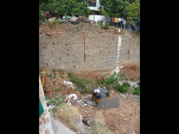 ఆటో ప్రమాదాన్ని తిలకిస్తున్న స్థానికులు