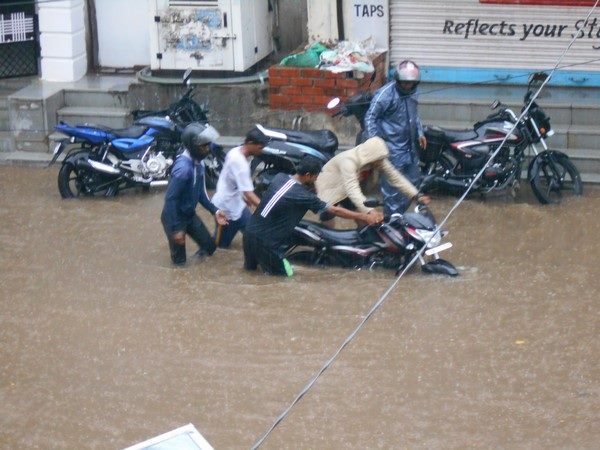 పలుచోట్ల ట్రాఫిక్ జామ్