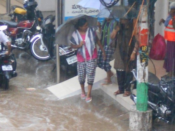  ప్రధాన రహదారిపై వర్షపు నీరు