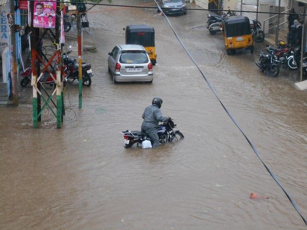  నగరంలో పరిస్థితిని సమీక్షిస్తున్న జీహెచ్ఎంసీ కమిషనర్, సీఎస్ రాజీవ్ శర్మ