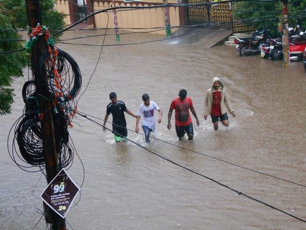  నగరంలో పలుచోట్ల స్తంభించిన ట్రాఫిక్