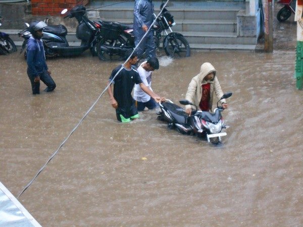  ఖైరతాబాద్‌లోని మెట్రో రైల్వే బుకింగ్ కౌంటర్ లోకి చేరిన నీరు