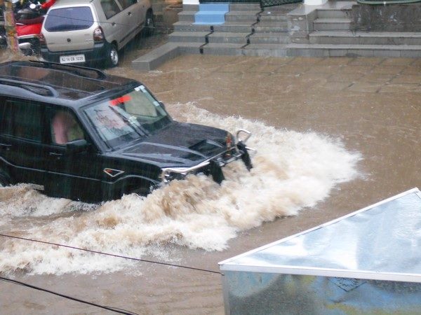  రామాంతపూర్‌లో కూలిన గోడ