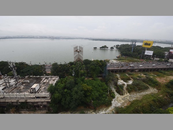 తూముల నుంచి నీటి విడుదల