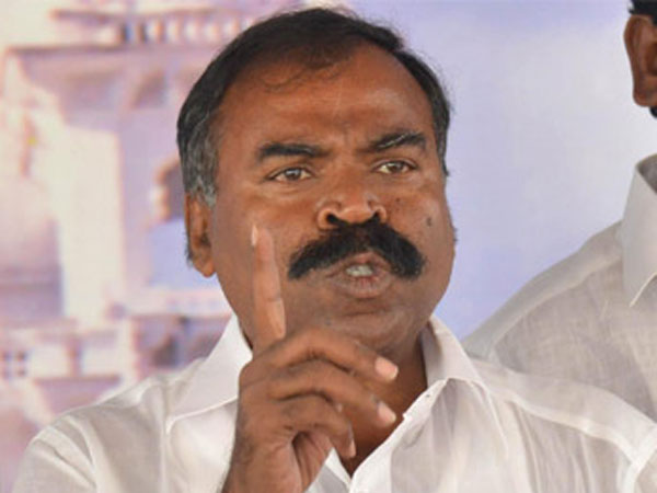 Peddireddy Ramachandra reddy visits ysr statue removal place in vijayawada