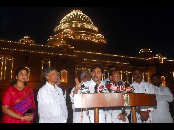 YS Jagan meets President Pranab Mukherjee