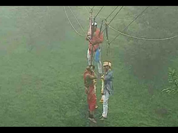  Maharashtra couple marry mid-air, 600-feet above valley!