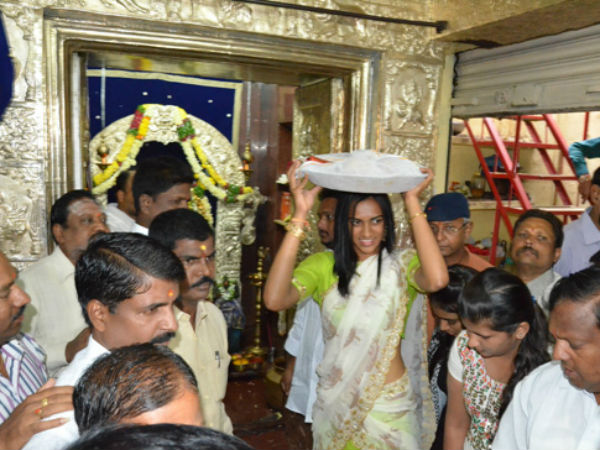 Rio Olympics silver medallist PV Sindhu visits Lal Darwaza temple in Hyderabad Rio Olympics silver medallist PV Sindhu visits Lal Darwaza temple in Hyderabad