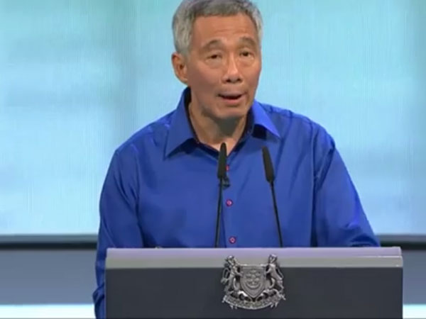 Singaporean prime minister Lee Hsien Loong faints during televised speech Singaporean prime minister Lee Hsien Loong faints during televised speech