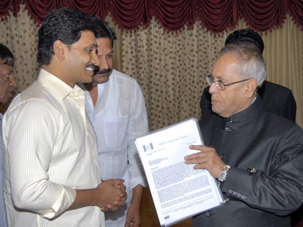 YS Jagan meets Pranabh, lashes out at Chandrababu