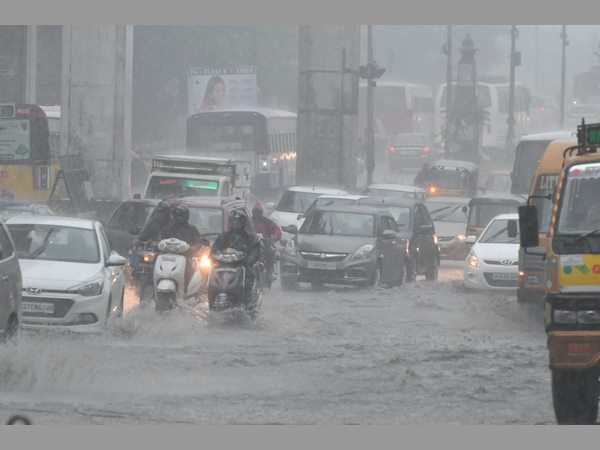 నిలిచిన ట్రాఫిక్