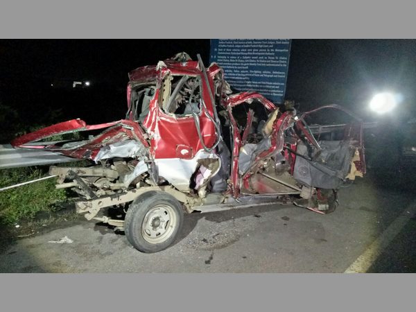 మృతదేహాలను వెలికి తీయడానికి రెండు గంటలు