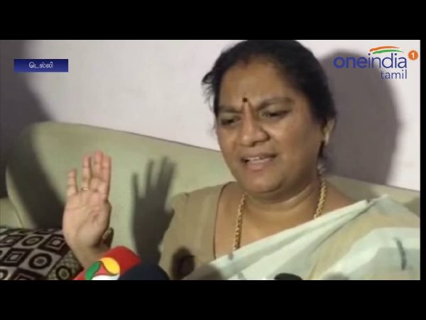 అమ్మకు పూలహారం వేసిన ఫోటోతో