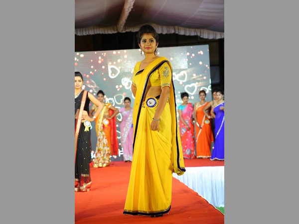 పసుపు పచ్చ చీరలో