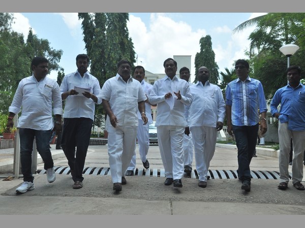 నయీంతో లింక్స్: మంచిరెడ్డిపై డీజీపీకి మల్రెడ్డి ఫిర్యాదు నయీంతో లింక్స్: మంచిరెడ్డిపై డీజీపీకి మల్రెడ్డి ఫిర్యాదు