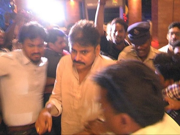 హోదా కావాలని పట్టుబడుతున్న పవన్