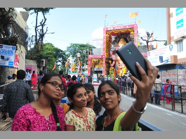 సెల్ఫీలు తీసుకుంటున్న దృశ్యం