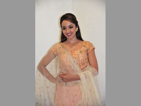 ఫొటోలకు ఫోజులిస్తూ..