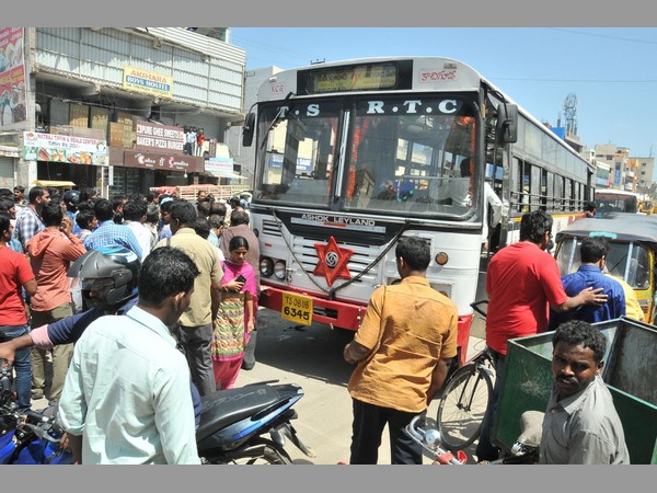 ఘటనా స్థలంలో ఆగిన బస్సు