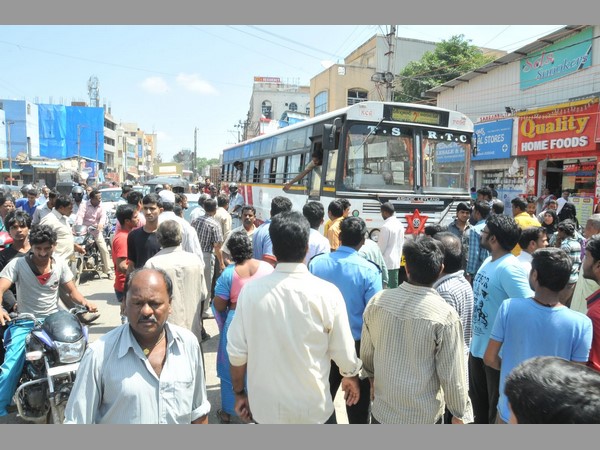 గుమిగూడిన జనం