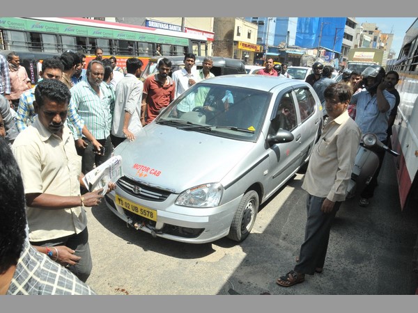 ప్రమాదానికి కారణమైన కారు