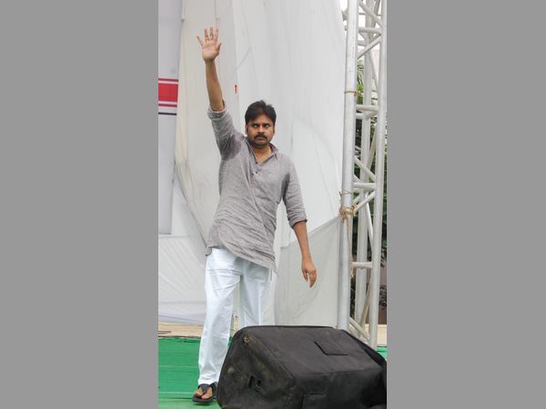 అందరికీ షాకిస్తూ.. సోషల్ మీడియా నుంచి రోడ్డెక్కే వరకు