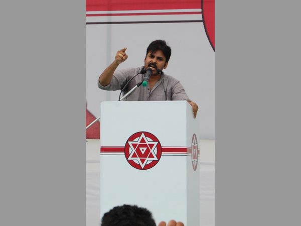 వేదిక పైన ఒక్కడే