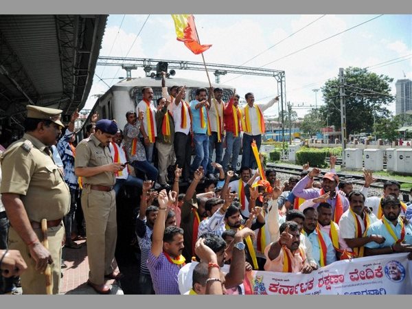 మెట్రో రైలుకు బ్రేక్