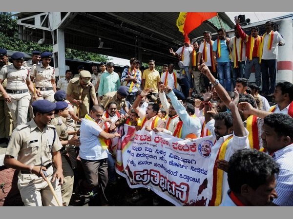 కత్తితో పొడుచుకున్న యువకుడు