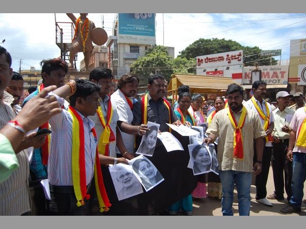 రైళ్లు అడ్డుకున్నారు 
