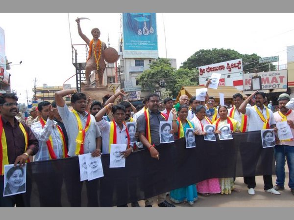 తమిళనాడు వాహనాలు తీసుకురావద్దు