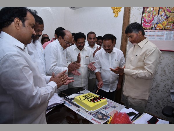 కేక్ కటింగ్-చంద్రబాబు