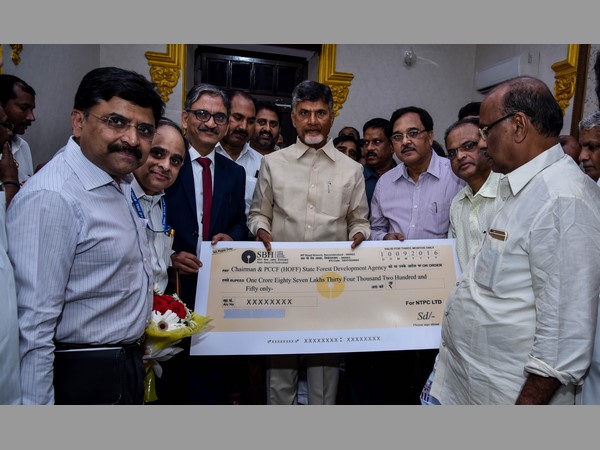 చంద్రబాబుకు చెక్కు అందిస్తున్న దృశ్యం