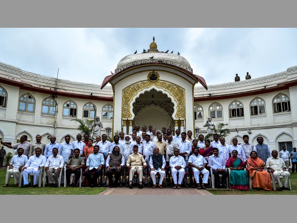 సభ్యులందరితో బాబు ఫొటో