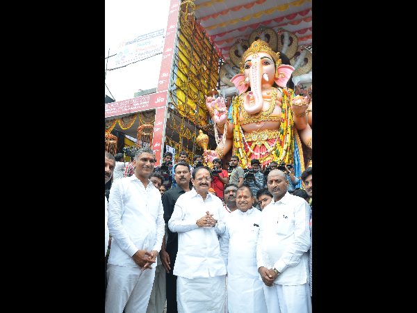 వినాయకుడి సేవలో.. వినాయకుడి సేవలో..